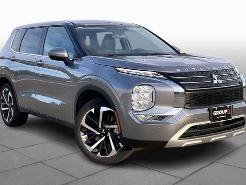 Used 2022 Mitsubishi Outlander SE image 2