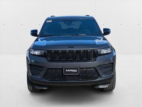 New 2025 Jeep Grand Cherokee Altitude image 6
