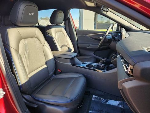 Used 2025 Buick Envista Sport Touring w/ Convenience I Package FWD image 22