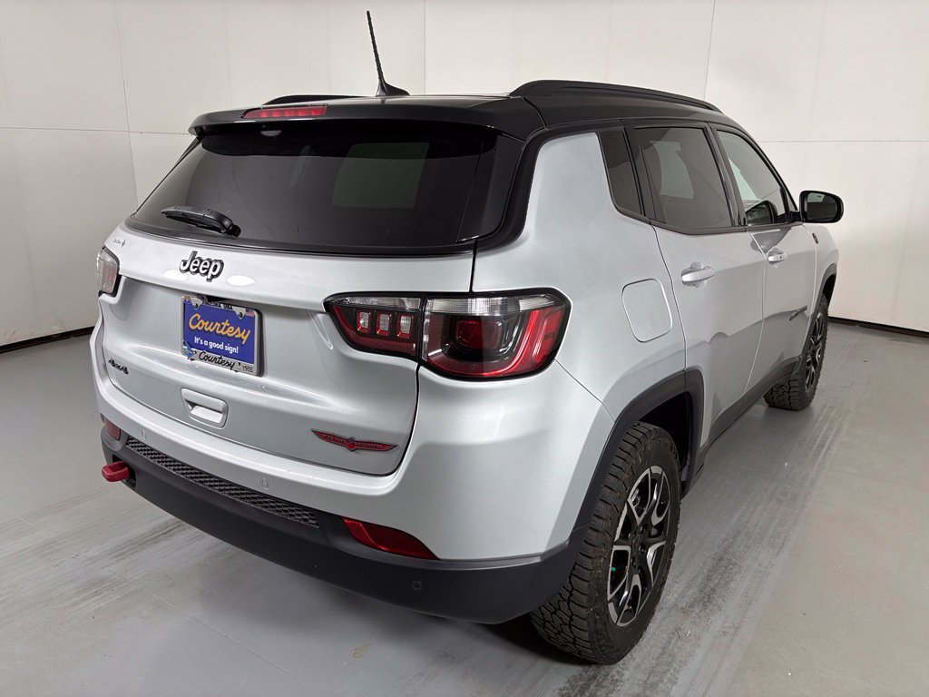 Used 2025 Jeep Compass Trailhawk AWD/4WD image 8