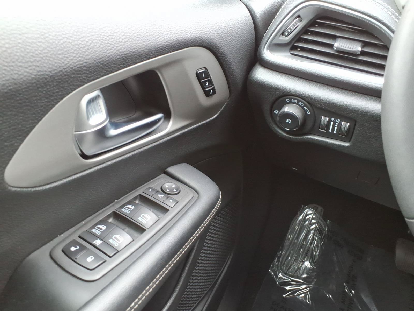 Used 2024 Chrysler Pacifica Premium FWD image 27