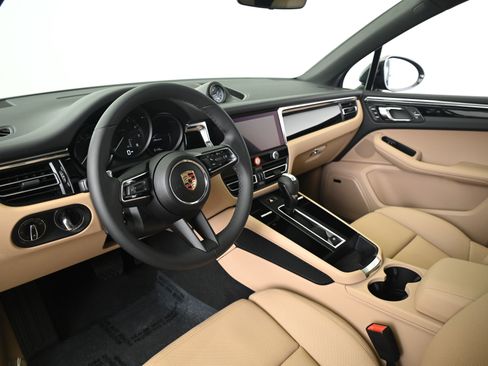 Used 2025 Porsche Macan image 4