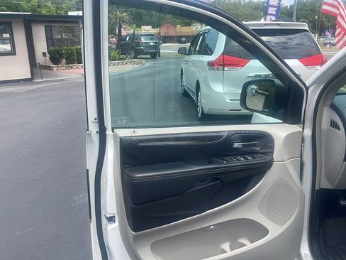 Used 2013 Chrysler Town & Country Touring FWD image 10