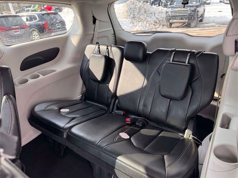 Used 2023 Chrysler Pacifica Touring-L image 12