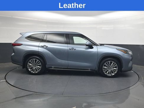 Used 2022 Toyota Highlander Platinum AWD/4WD image 3