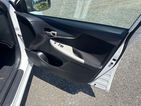 Used 2013 Toyota Corolla LE FWD image 28