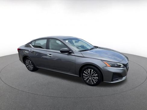 Used 2025 Nissan Altima 2.5 SV image 2