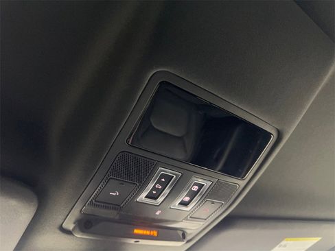 Used 2023 Land Rover Defender 130 X-Dynamic SE image 76