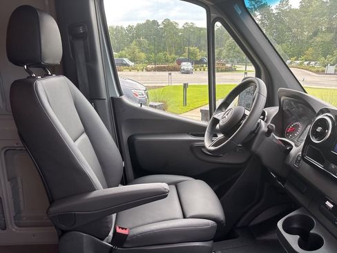 Used 2025 Mercedes-Benz Sprinter 2500 image 35