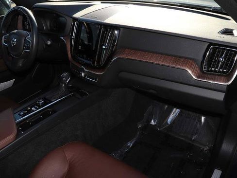 Used 2021 Volvo XC60 T5 Momentum w/ Advanced Package image 21