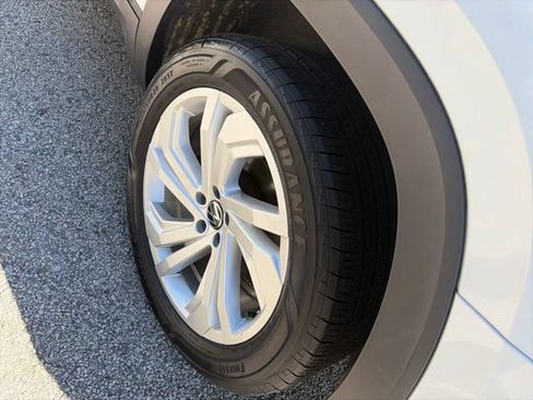 Used 2023 Volkswagen Atlas SE w/ Panoramic Sunroof Package AWD/4WD image 13