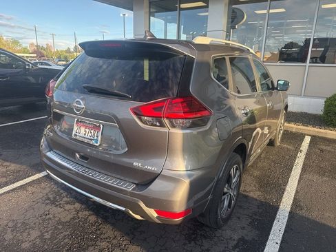 Used 2017 Nissan Rogue SL w/ SL Premium Package image 3