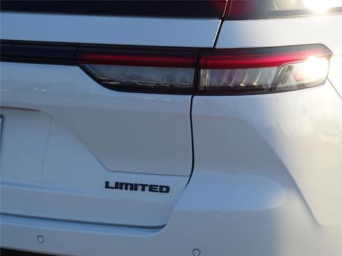 Used 2025 Jeep Grand Cherokee Limited w/ Black Appearance Package image 12