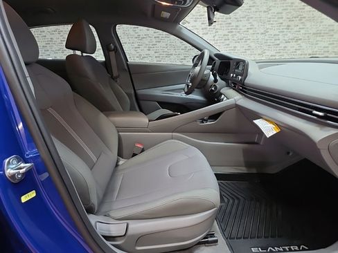 Used 2025 Hyundai Elantra SE image 9