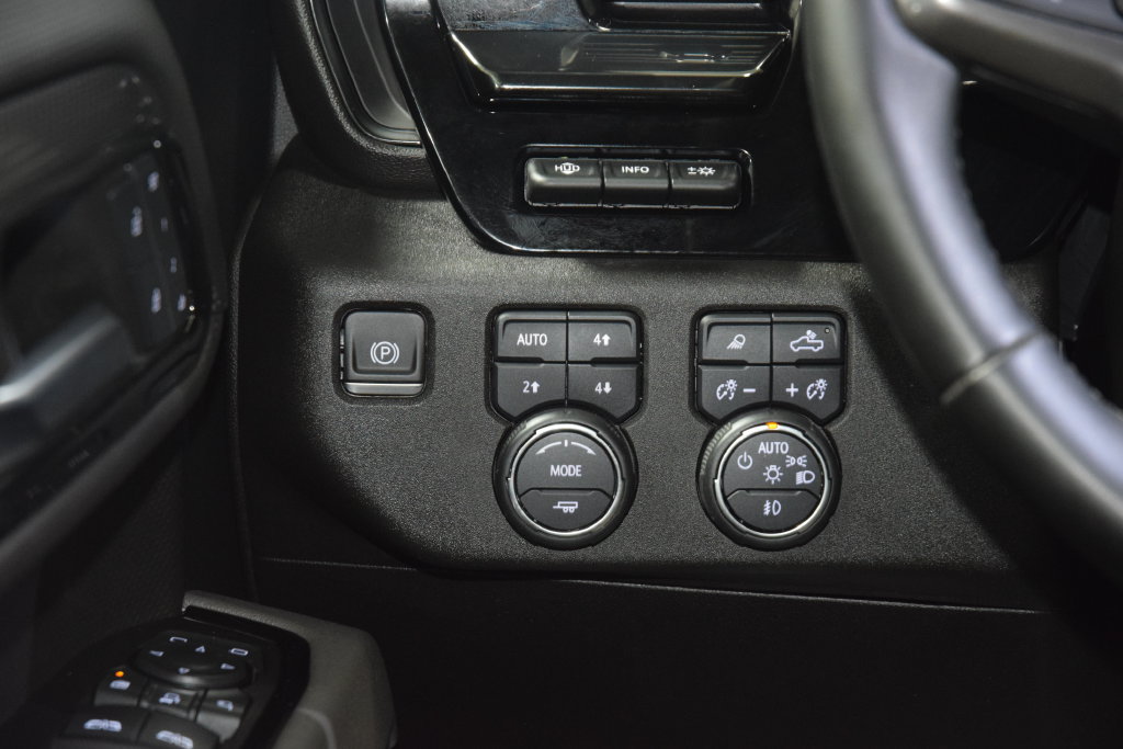 Used 2024 Chevrolet Silverado 2500 ZR2 w/ Technology Package AWD/4WD image 35