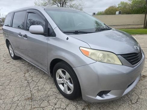 Used 2012 Toyota Sienna FWD image 3