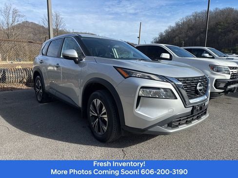Used 2022 Nissan Rogue SV image 3
