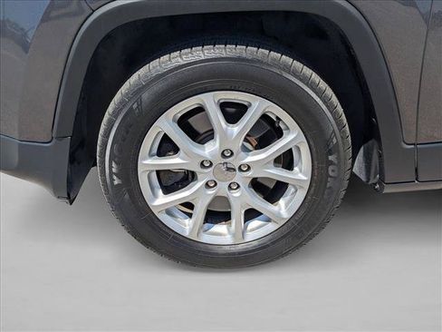 Used 2018 Jeep Cherokee Latitude Plus FWD image 23