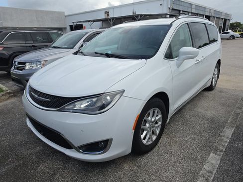 Used 2020 Chrysler Pacifica Touring-L w/ Advanced Safetytec Group FWD image 2