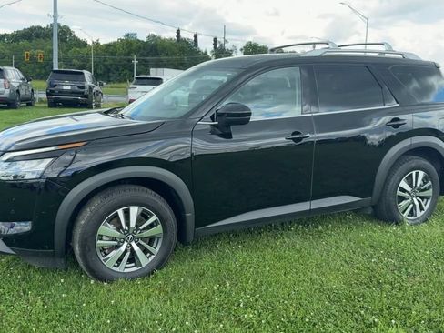 Used 2024 Nissan Pathfinder SL w/ Black Appearance Package AWD/4WD image 3
