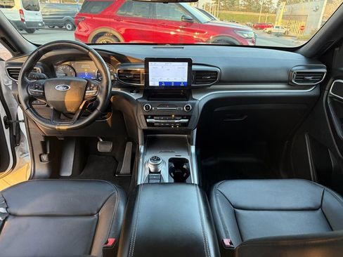 Used 2020 Ford Explorer XLT w/ Equipment Group 202A image 3