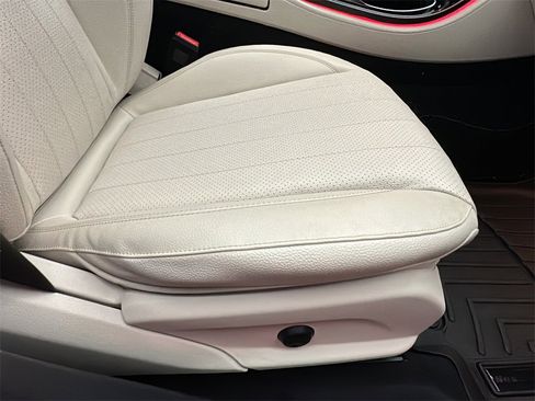 Used 2017 Mercedes-Benz E 300 4MATIC image 18