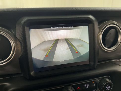 Used 2019 Jeep Wrangler Unlimited Sahara AWD/4WD image 15