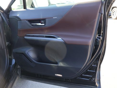 Used 2022 Toyota Venza XLE image 9