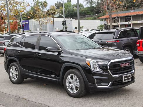 Used 2022 GMC Terrain SLE w/ Driver Convenience Package image 3