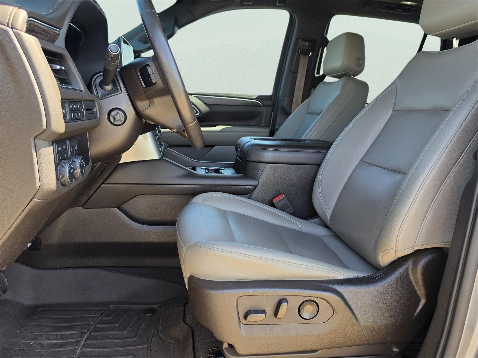 Used 2022 Chevrolet Tahoe Z71 w/ Luxury Package AWD/4WD image 12