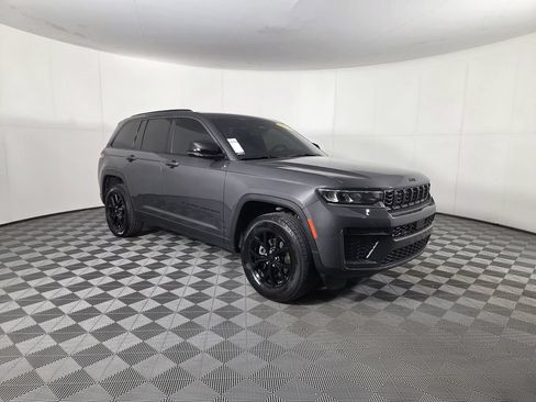 Used 2026 Jeep Grand Cherokee Altitude RWD image 2
