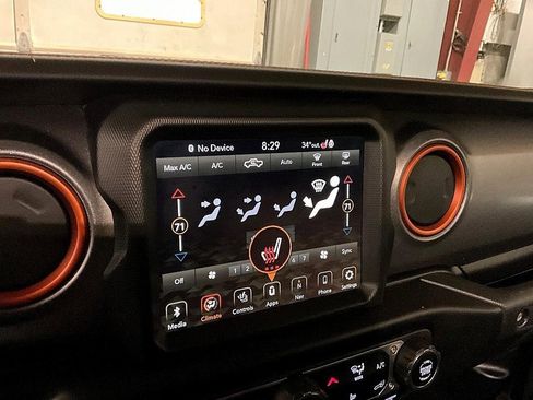 Used 2022 Jeep Gladiator Mojave w/ Cold Weather Group image 18