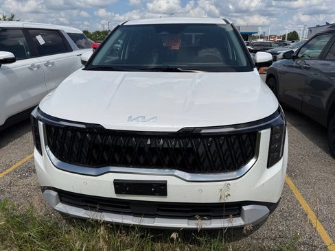 Used 2025 Kia Carnival FWD image 6