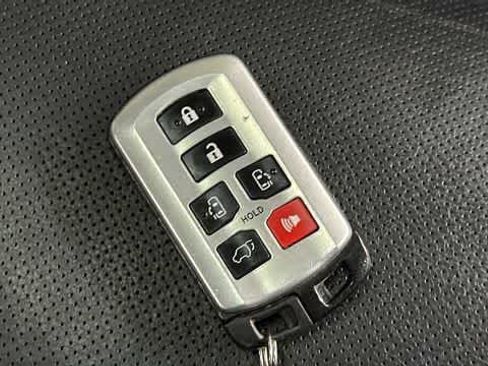 Used 2018 Toyota Sienna SE Premium FWD image 34