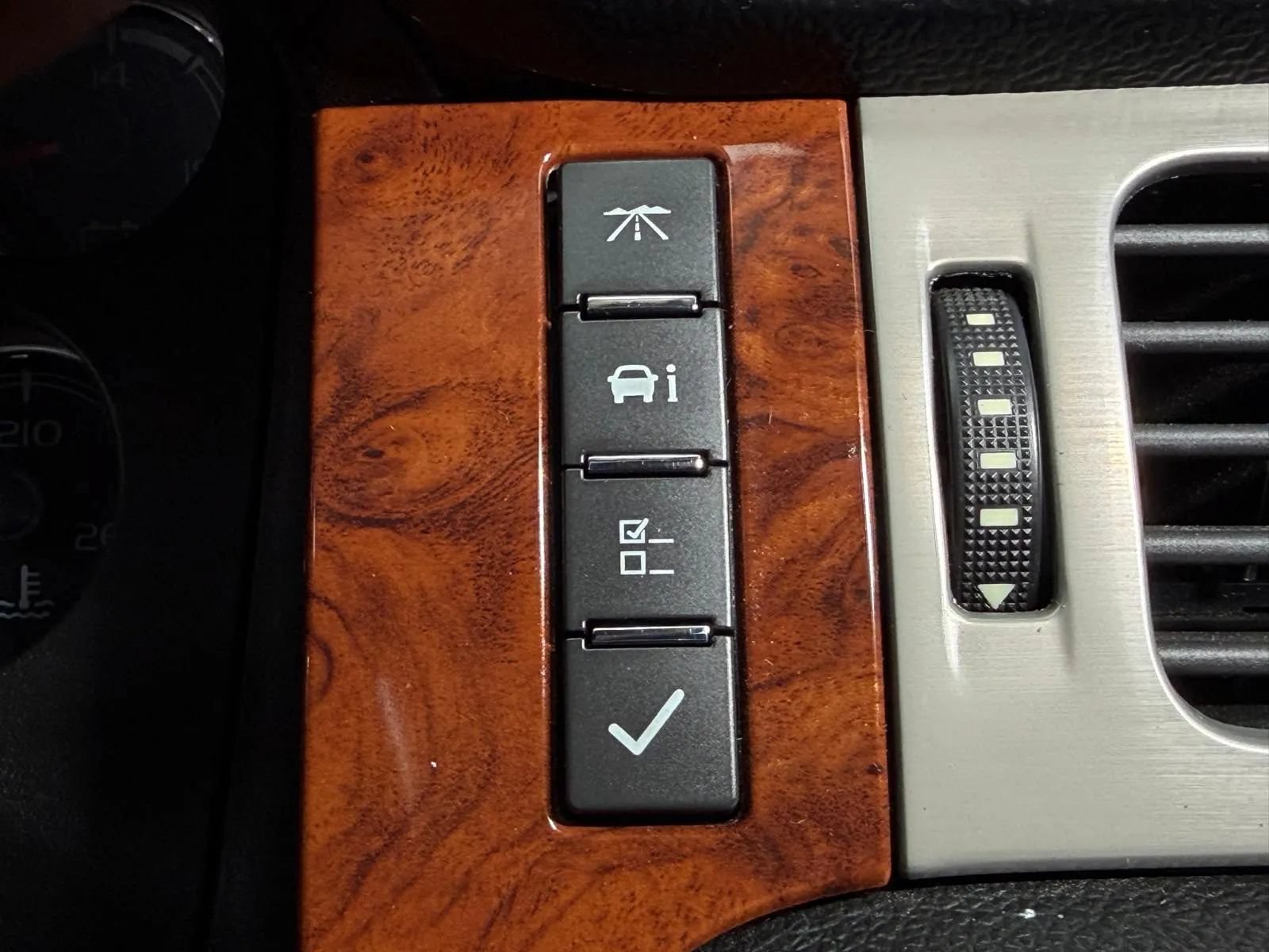 Used 2013 Chevrolet Avalanche LTZ RWD image 32