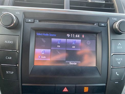 Used 2017 Toyota Camry SE image 28