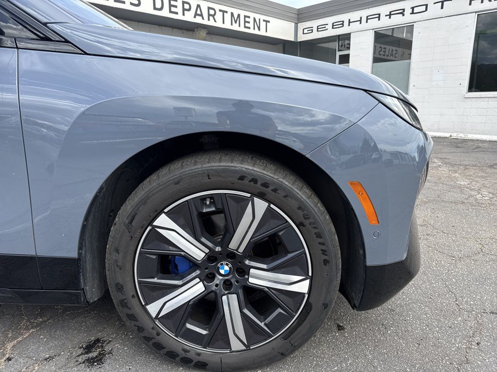 Used 2024 BMW iX xDrive50 w/ Sport Package AWD/4WD image 9