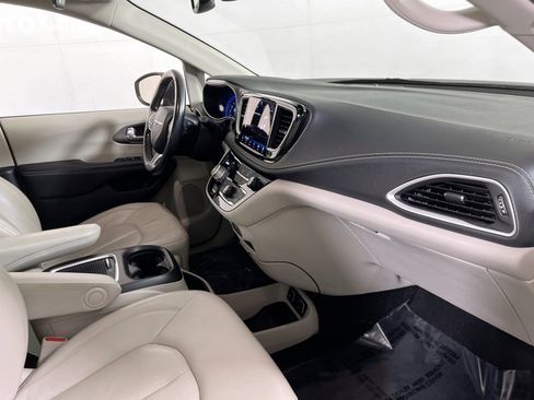 Used 2021 Chrysler Pacifica Touring-L image 29