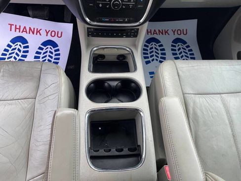 Used 2014 Chrysler Town & Country Touring w/ Driver Convenience Group image 12