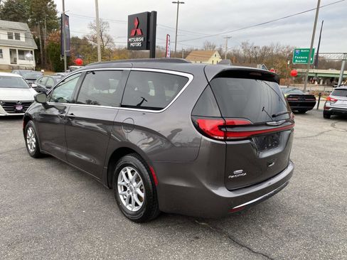 Used 2022 Chrysler Pacifica Touring image 3