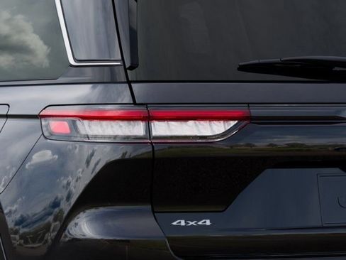 New 2025 Jeep Grand Cherokee Summit image 9