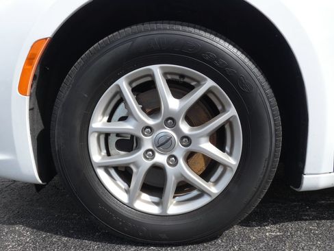 Used 2024 Chrysler Pacifica Touring-L FWD image 36