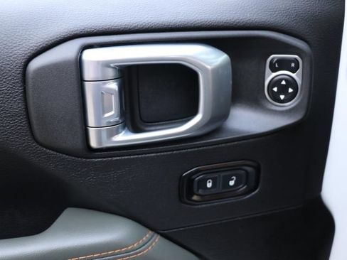 Used 2025 Jeep Gladiator Mojave AWD/4WD image 19