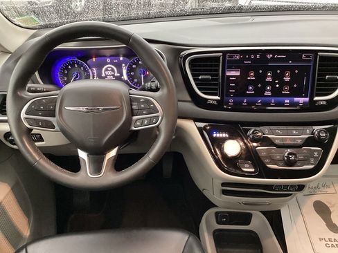 Used 2023 Chrysler Pacifica Touring-L image 22