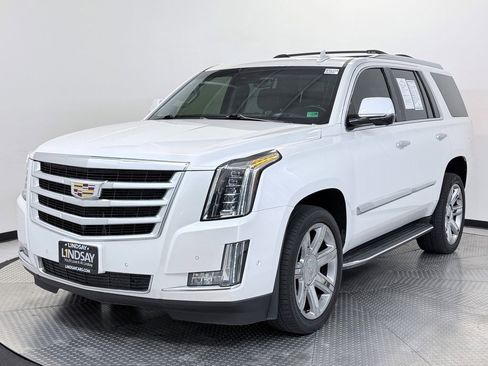 Used 2018 Cadillac Escalade Luxury image 3