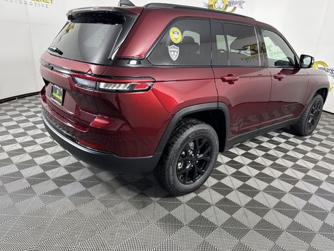 New 2025 Jeep Grand Cherokee Altitude image 10