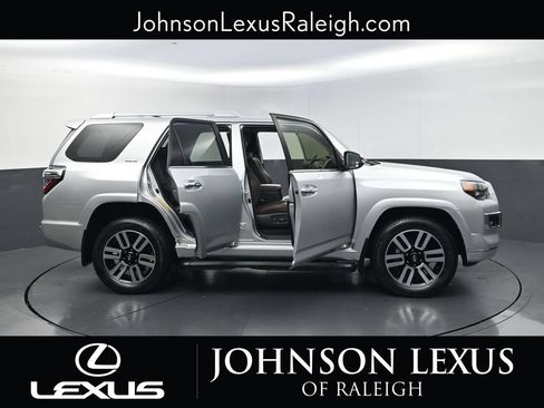 Used 2022 Toyota 4Runner Limited AWD/4WD image 32