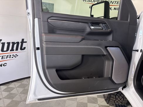 Used 2024 GMC Sierra 2500 AT4X image 8