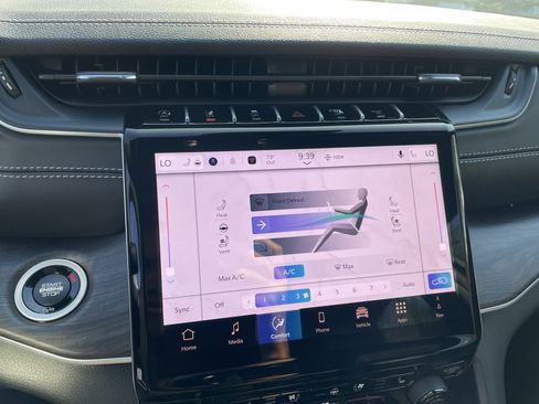 New 2025 Jeep Grand Cherokee Limited w/ Luxury Tech Group II image 24