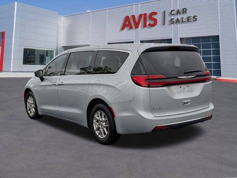 Used 2024 Chrysler Pacifica Touring-L FWD image 9